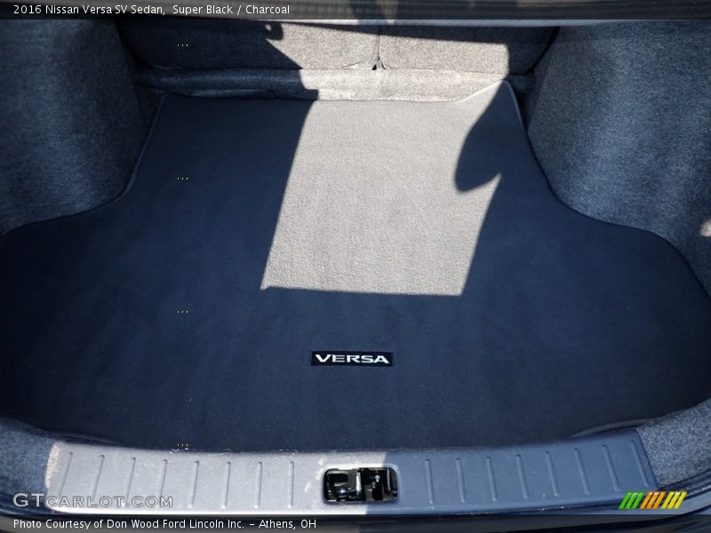 Super Black / Charcoal 2016 Nissan Versa SV Sedan