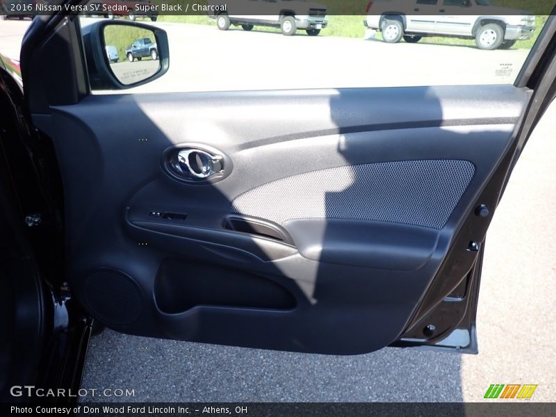 Super Black / Charcoal 2016 Nissan Versa SV Sedan
