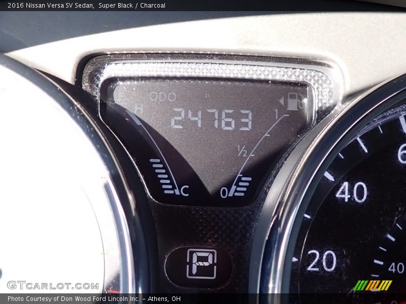 Super Black / Charcoal 2016 Nissan Versa SV Sedan