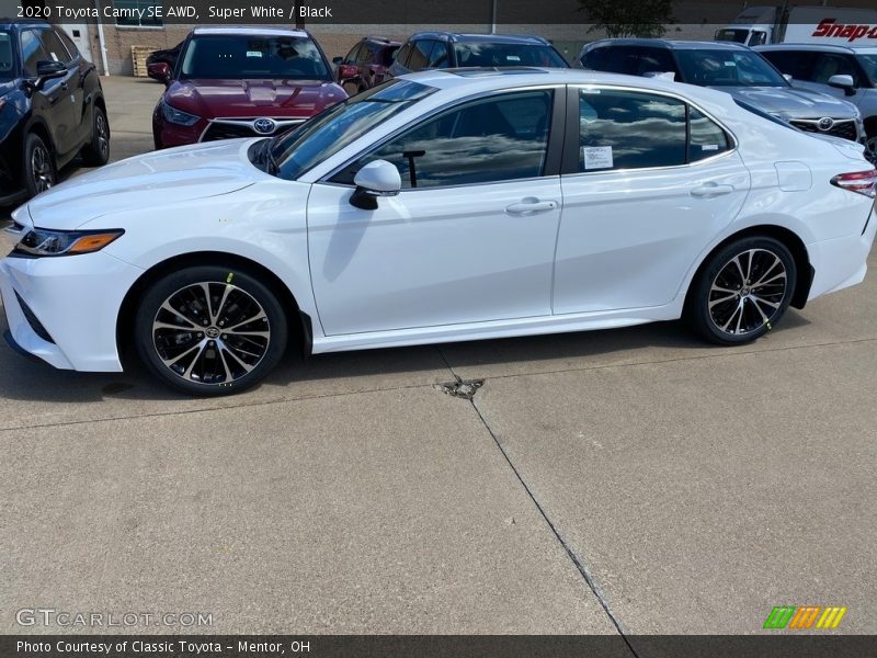 Super White / Black 2020 Toyota Camry SE AWD