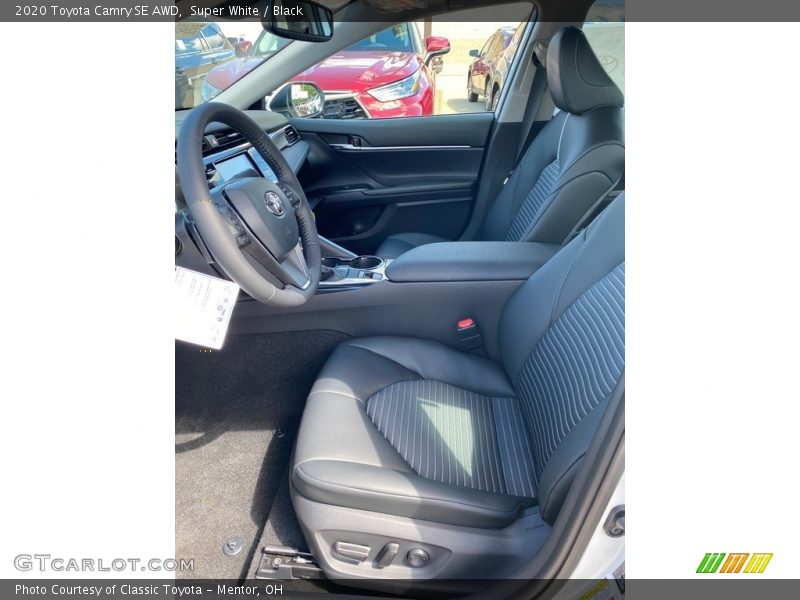 Super White / Black 2020 Toyota Camry SE AWD
