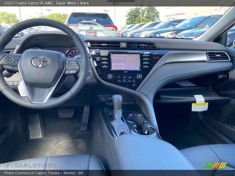 Super White / Black 2020 Toyota Camry SE AWD