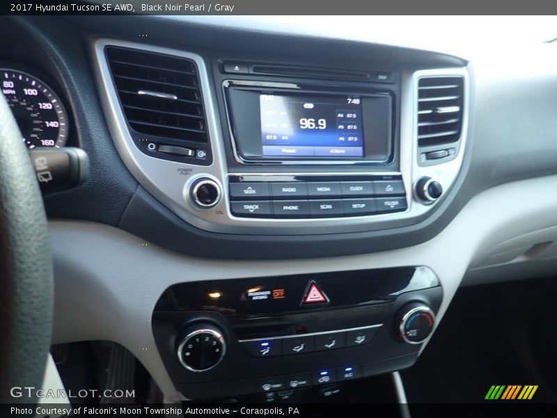 Black Noir Pearl / Gray 2017 Hyundai Tucson SE AWD