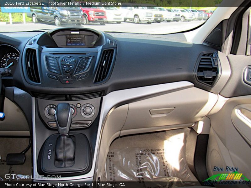 Ingot Silver Metallic / Medium Light Stone 2016 Ford Escape SE