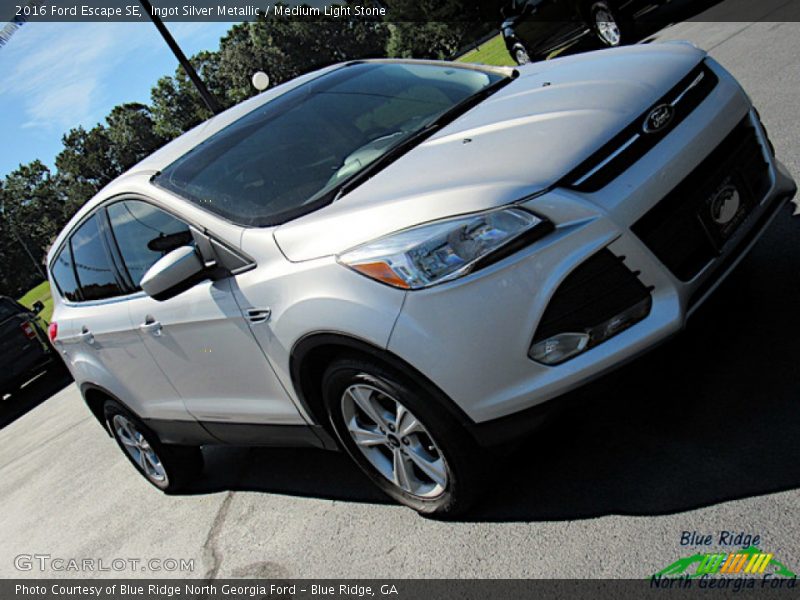 Ingot Silver Metallic / Medium Light Stone 2016 Ford Escape SE