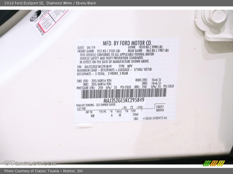 Diamond White / Ebony Black 2019 Ford EcoSport SE