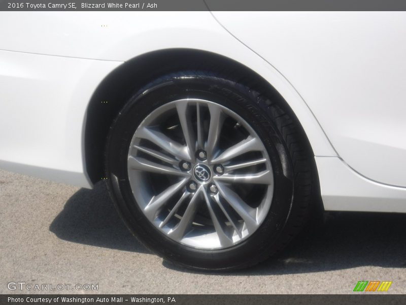 Blizzard White Pearl / Ash 2016 Toyota Camry SE