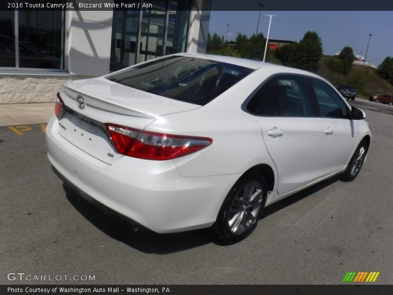 Blizzard White Pearl / Ash 2016 Toyota Camry SE