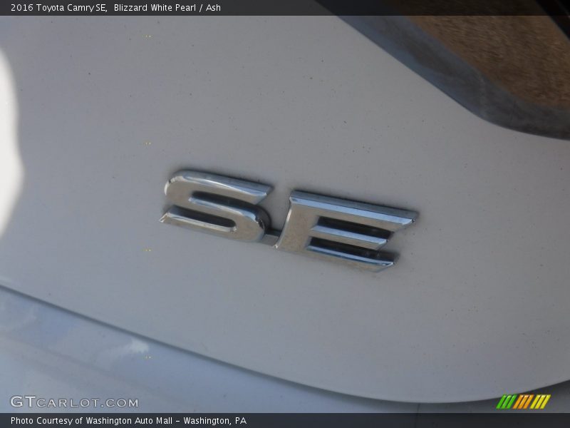 Blizzard White Pearl / Ash 2016 Toyota Camry SE
