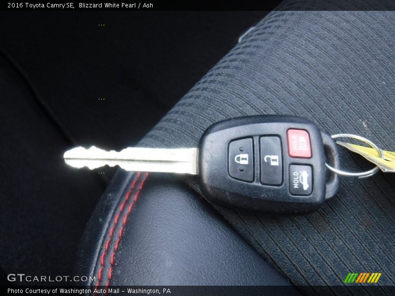 Blizzard White Pearl / Ash 2016 Toyota Camry SE