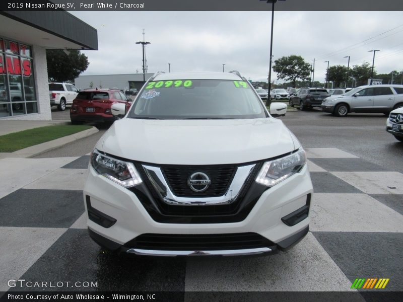 Pearl White / Charcoal 2019 Nissan Rogue SV