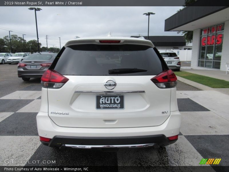 Pearl White / Charcoal 2019 Nissan Rogue SV