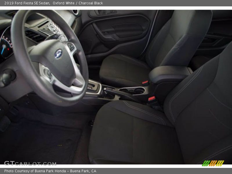 Oxford White / Charcoal Black 2019 Ford Fiesta SE Sedan