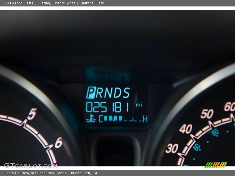 Oxford White / Charcoal Black 2019 Ford Fiesta SE Sedan