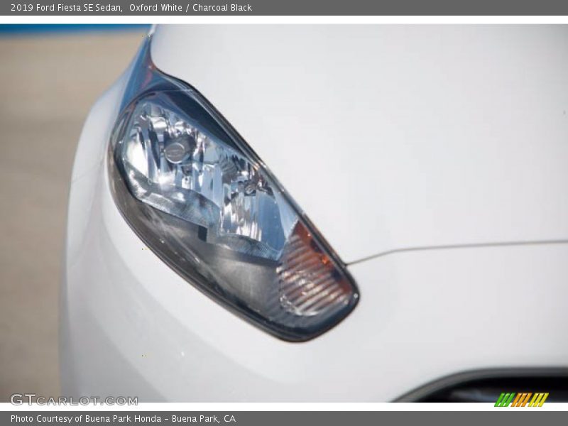 Oxford White / Charcoal Black 2019 Ford Fiesta SE Sedan