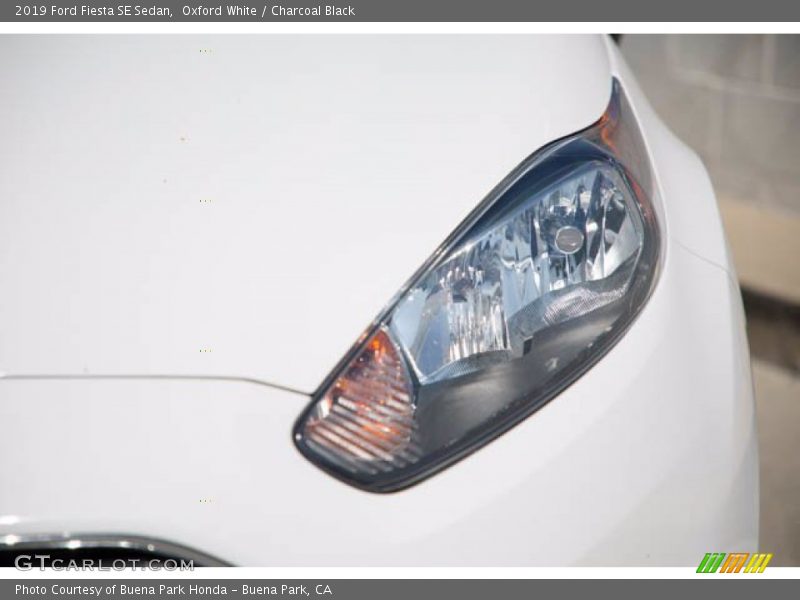 Oxford White / Charcoal Black 2019 Ford Fiesta SE Sedan