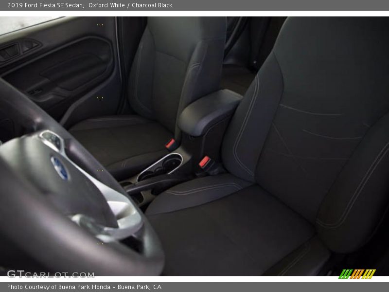 Oxford White / Charcoal Black 2019 Ford Fiesta SE Sedan