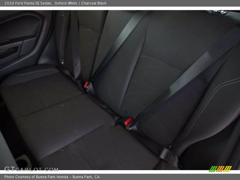 Oxford White / Charcoal Black 2019 Ford Fiesta SE Sedan