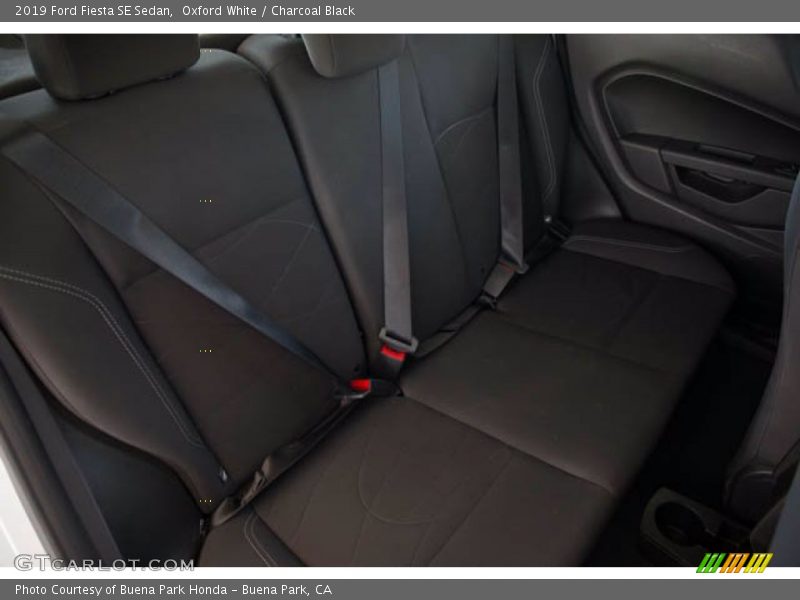 Oxford White / Charcoal Black 2019 Ford Fiesta SE Sedan