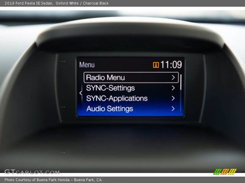 Oxford White / Charcoal Black 2019 Ford Fiesta SE Sedan