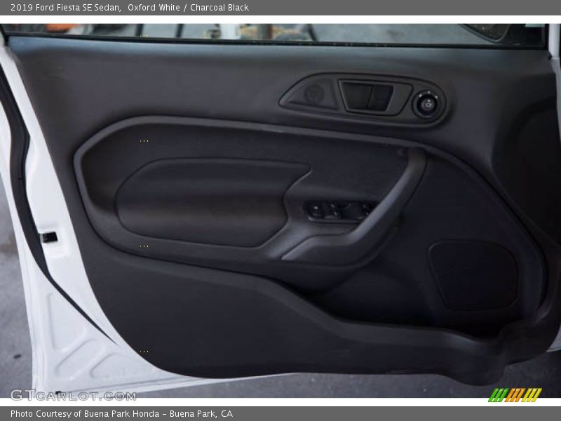 Oxford White / Charcoal Black 2019 Ford Fiesta SE Sedan