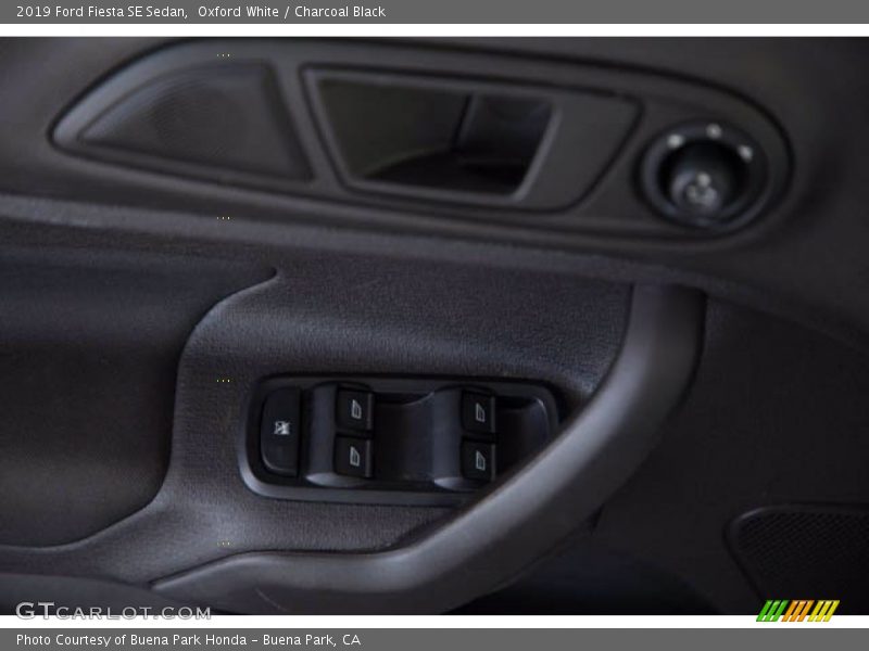 Oxford White / Charcoal Black 2019 Ford Fiesta SE Sedan