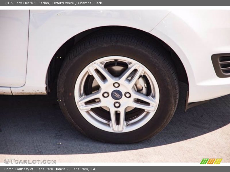 Oxford White / Charcoal Black 2019 Ford Fiesta SE Sedan
