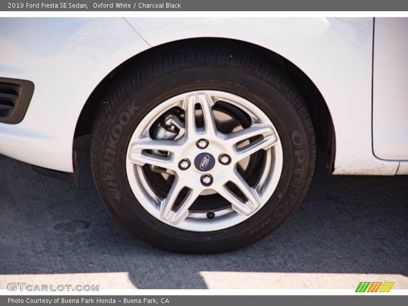 Oxford White / Charcoal Black 2019 Ford Fiesta SE Sedan