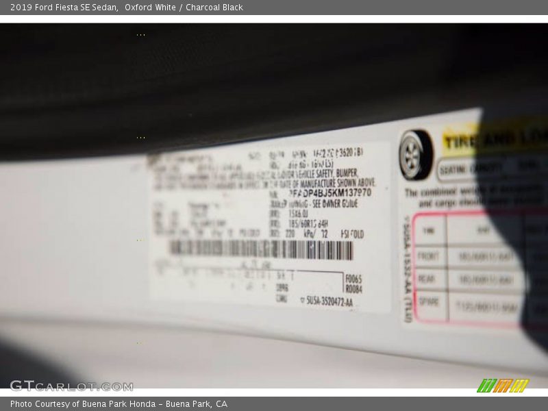 Oxford White / Charcoal Black 2019 Ford Fiesta SE Sedan