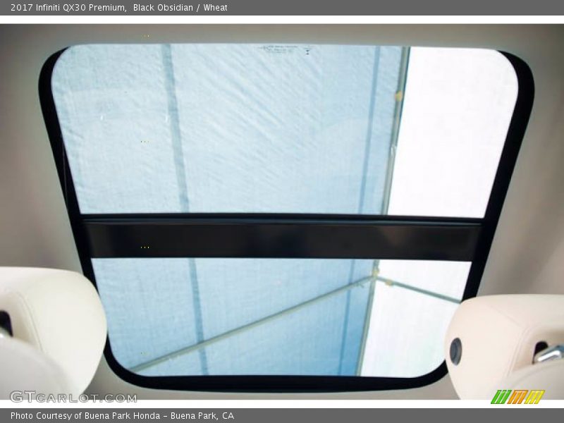 Sunroof of 2017 QX30 Premium
