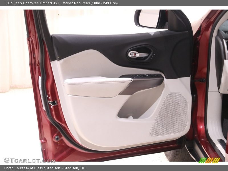 Velvet Red Pearl / Black/Ski Grey 2019 Jeep Cherokee Limited 4x4