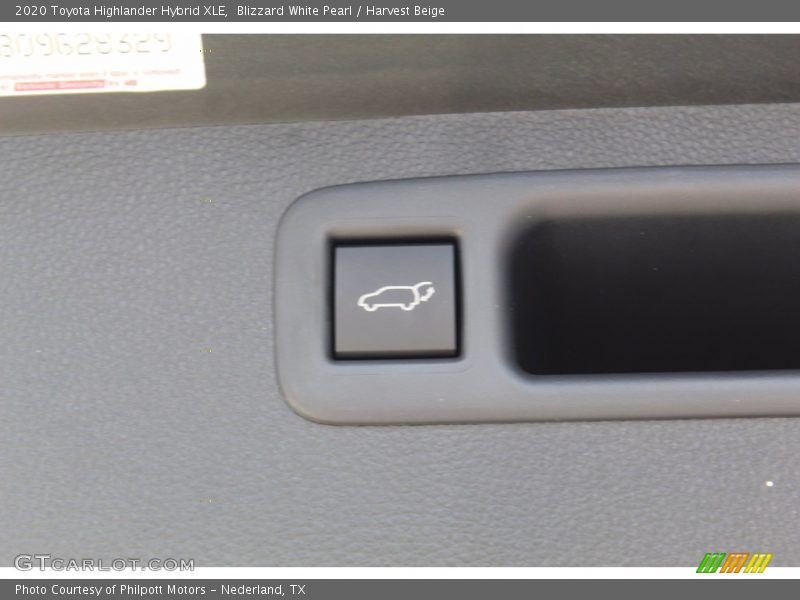 Blizzard White Pearl / Harvest Beige 2020 Toyota Highlander Hybrid XLE