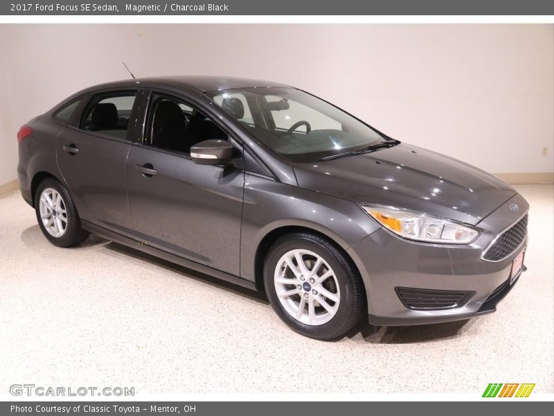 Magnetic / Charcoal Black 2017 Ford Focus SE Sedan