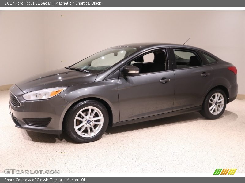 Magnetic / Charcoal Black 2017 Ford Focus SE Sedan