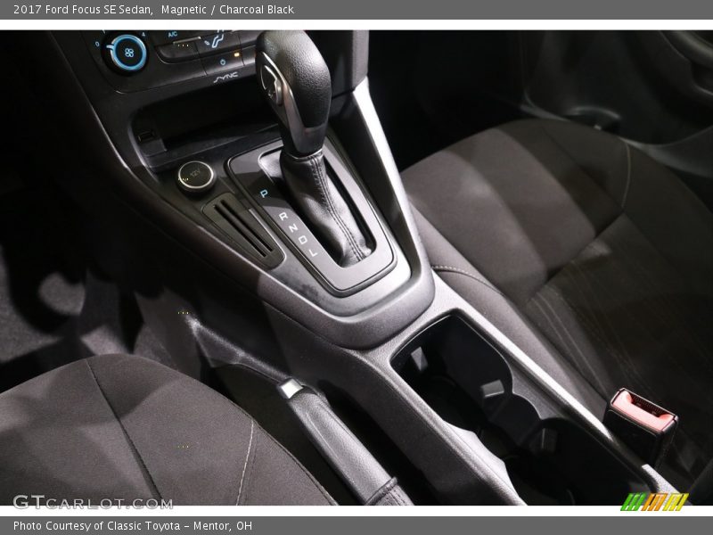 Magnetic / Charcoal Black 2017 Ford Focus SE Sedan
