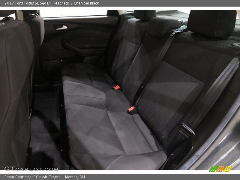 Magnetic / Charcoal Black 2017 Ford Focus SE Sedan