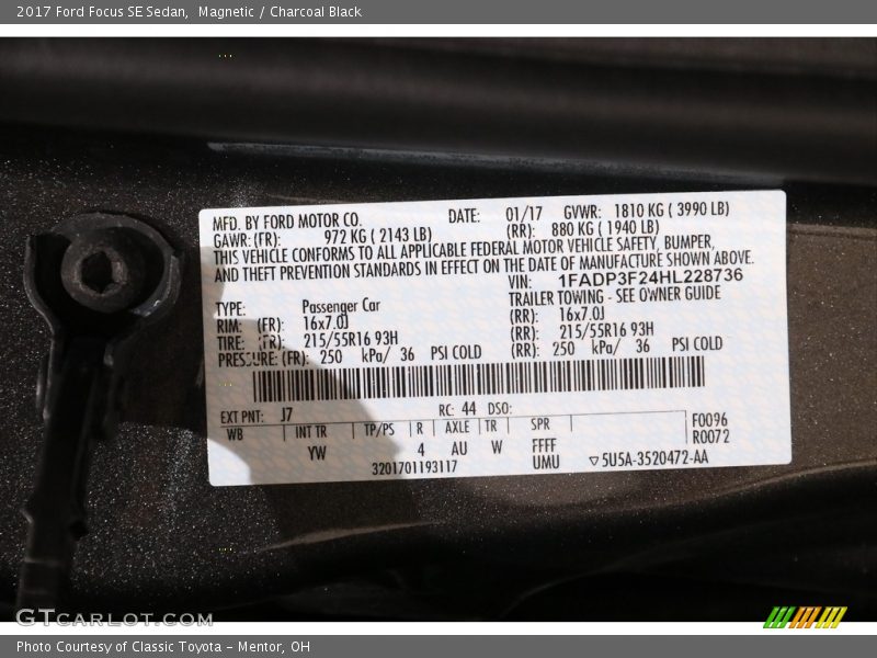 Magnetic / Charcoal Black 2017 Ford Focus SE Sedan