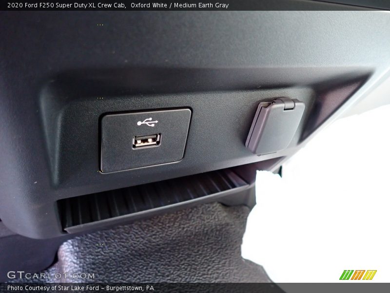 Oxford White / Medium Earth Gray 2020 Ford F250 Super Duty XL Crew Cab