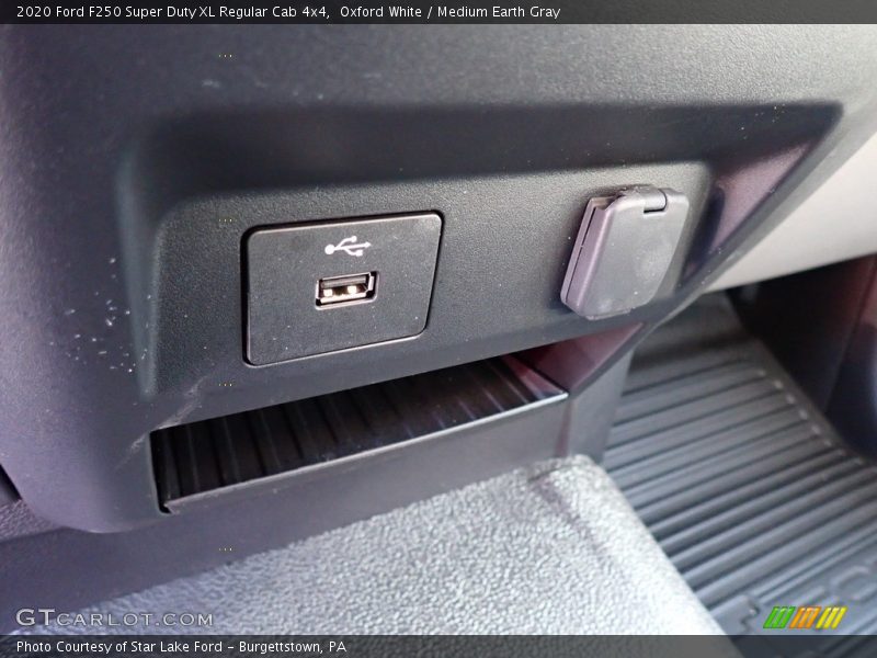 Oxford White / Medium Earth Gray 2020 Ford F250 Super Duty XL Regular Cab 4x4