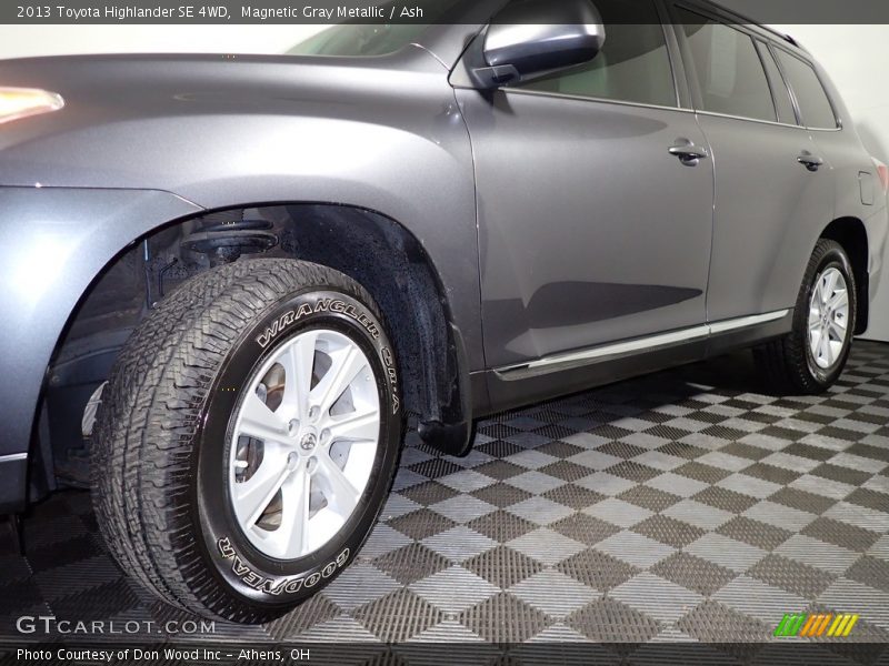 Magnetic Gray Metallic / Ash 2013 Toyota Highlander SE 4WD