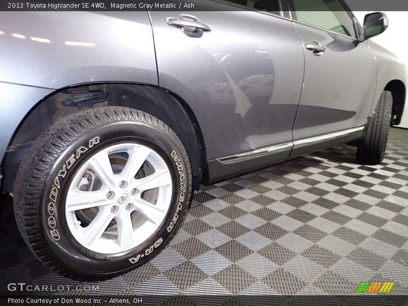 Magnetic Gray Metallic / Ash 2013 Toyota Highlander SE 4WD