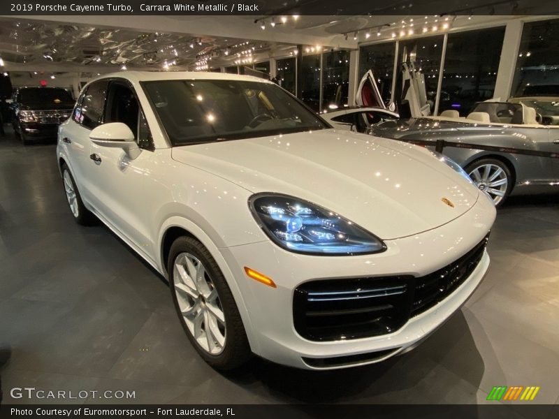 Front 3/4 View of 2019 Cayenne Turbo