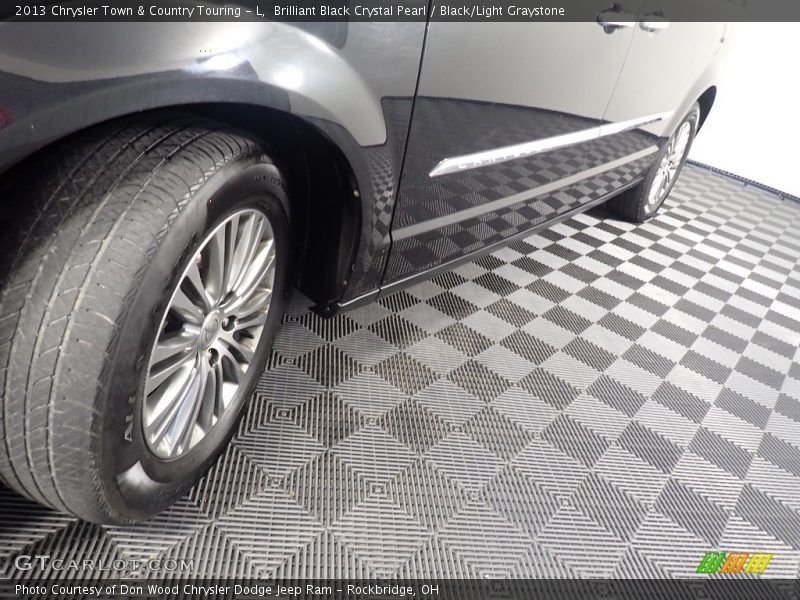 Brilliant Black Crystal Pearl / Black/Light Graystone 2013 Chrysler Town & Country Touring - L