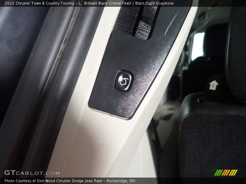Brilliant Black Crystal Pearl / Black/Light Graystone 2013 Chrysler Town & Country Touring - L