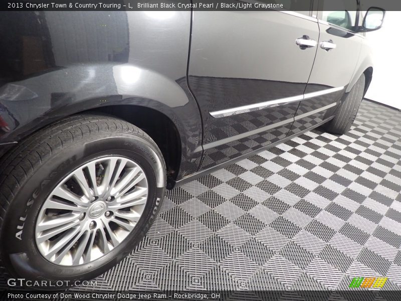 Brilliant Black Crystal Pearl / Black/Light Graystone 2013 Chrysler Town & Country Touring - L