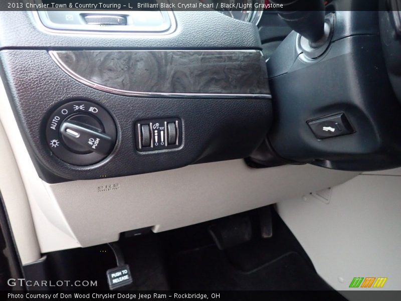 Brilliant Black Crystal Pearl / Black/Light Graystone 2013 Chrysler Town & Country Touring - L