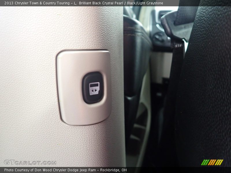 Brilliant Black Crystal Pearl / Black/Light Graystone 2013 Chrysler Town & Country Touring - L