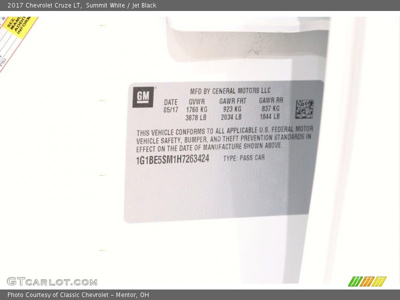 Summit White / Jet Black 2017 Chevrolet Cruze LT