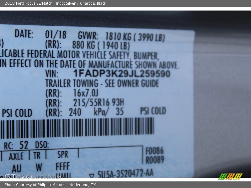 Ingot Silver / Charcoal Black 2018 Ford Focus SE Hatch