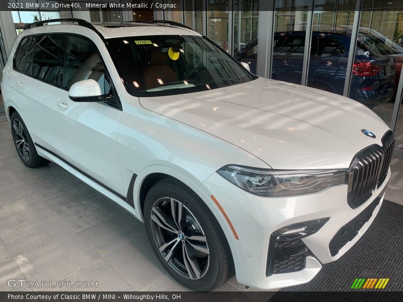Front 3/4 View of 2021 X7 xDrive40i